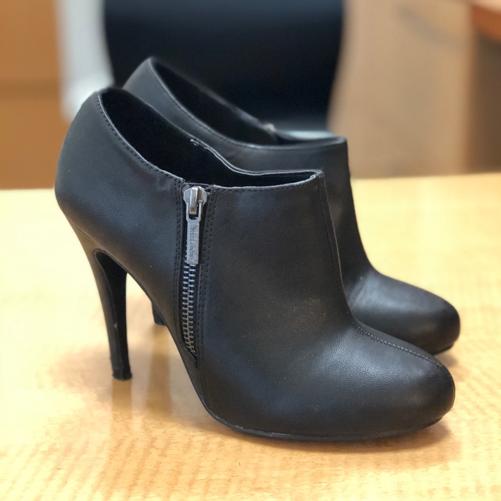Black Ankle Boots sz. 6.5M
